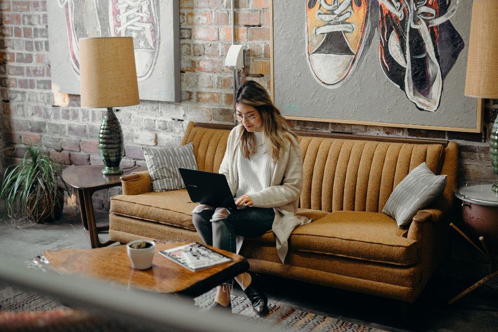 Mujer investiga cómo ser freelance