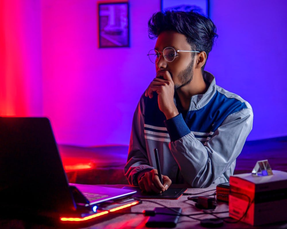Persona revisa página de empleo freelance