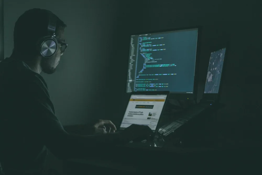 Hombre trabaja en proyecto de programación backend