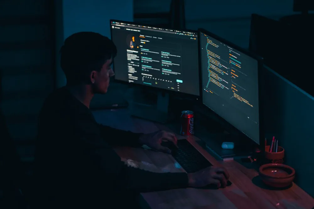 Persona trabaja en programación backend