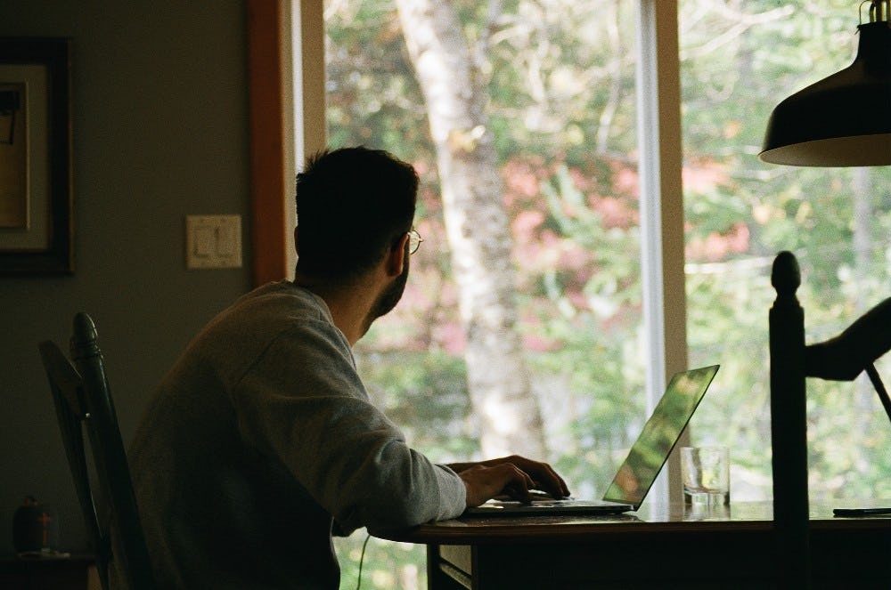 Persona trabaja de forma freelance en casa