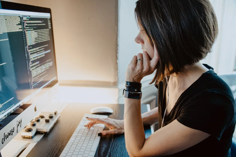 Mujer trabajando en proyecto backend